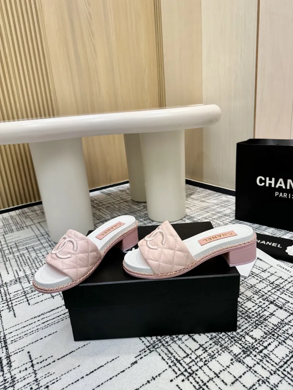 👟👟Ex-factory price 480👟👟 Top version Chanel Chanel - 2025 spring model, counter top double C sandals, this classic design; the extraordinary double C incorporates a variety of color elements... The diversified mix and match is very beautiful and versatile, very light on the foot, comfortable, super delicate and elegant, and can be used outdoors... ꫛꫀꪝ Go➫ Material: ❶Upper made of: Original imported sheepskin ❷Inner lining: Original sheepskin lining ❸Outsole based on: Original Italian genuine leather outsole Counter boutique packaging complete set for women 35–40 (customized for 41) 3 colors available (black, white, pink)
